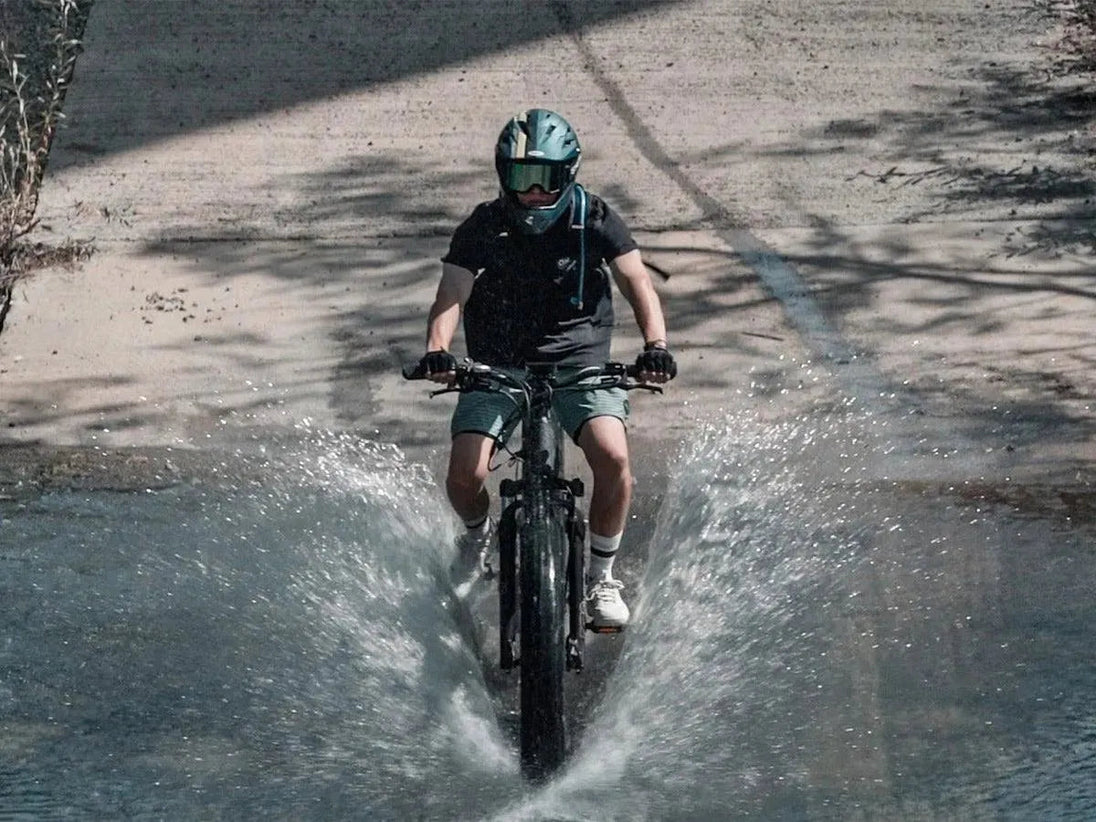 Himiway D7 Pro splashing through water