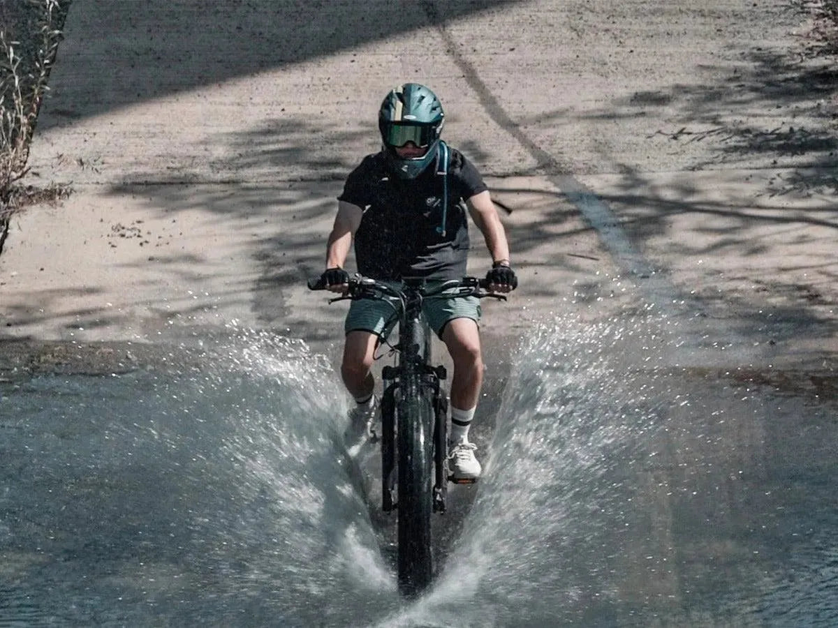 Himiway D7 Pro splashing through water