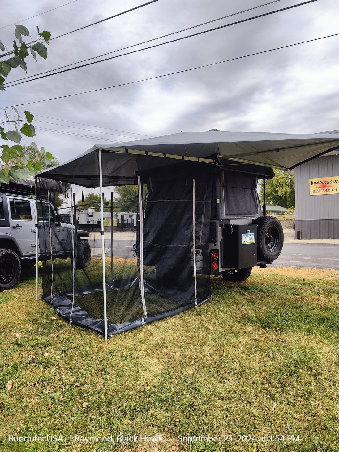 BunduAwn center screen bug room with roof, set up at camp